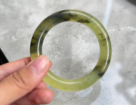 岫玉为什么只卖几十元？岫玉手镯透的好还是不透的好