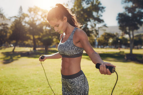 跳绳可以消耗大量的卡路里帮助快速减肥