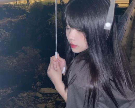 相亲男见面第二次就牵手什么意思？如何看待男生不表白就牵手
