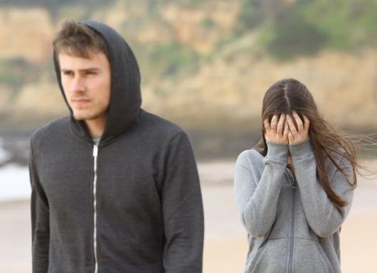 怎么看待男生帮女生背包的行为？关系很好的异性朋友有对象了会难过吗