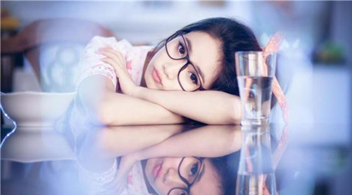 女友与父母发生争执，应该如何处理？