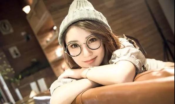 为何女性倾向于选择熟人作为情人？