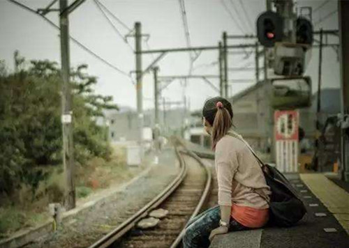 情感沸点大揭秘：男人心动的四个时刻，渴望拥抱女生！