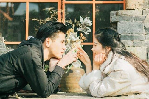 女生暗恋迹象全解析：如何察觉心意？2024年暗恋你的小信号与表现方式