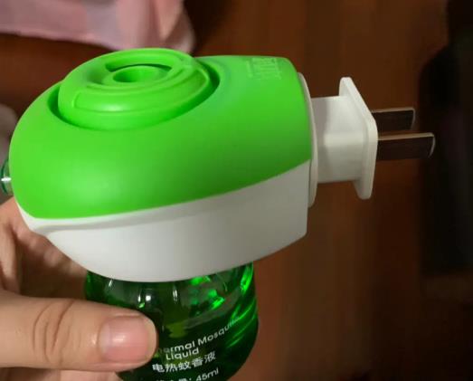 不同的蚊香液可以用同一插头吗？电蚊香液没用完能掺水吗