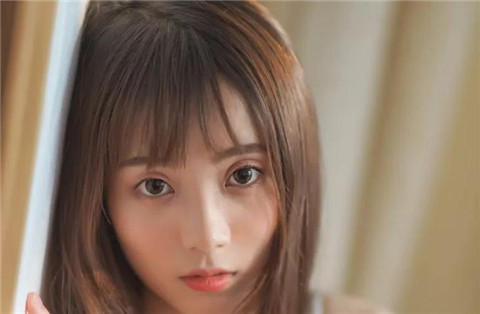 女性情感信号：三个暗示她对你有意思的行为