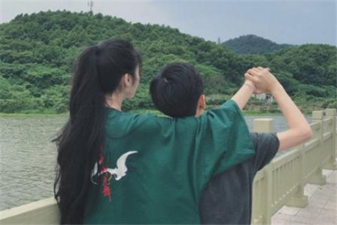 男人主动拥抱背后的深意：八种情境解读，洞悉真情避免误解！