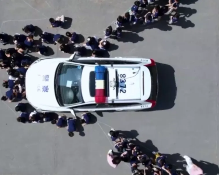 一辆SUV汽车的盲区有多大？交警实测SUV盲区能藏75个孩子