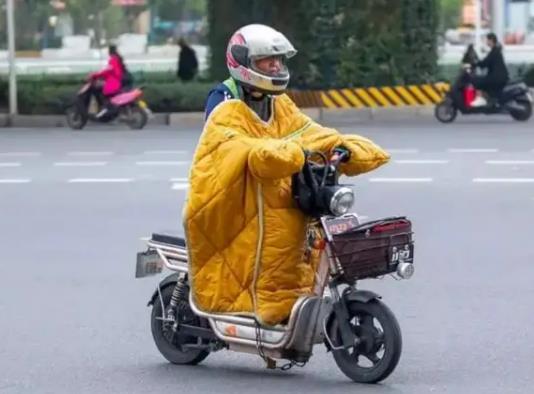 电动车锂电池在家充电安全吗？电动车满电但显示欠压不走咋回事