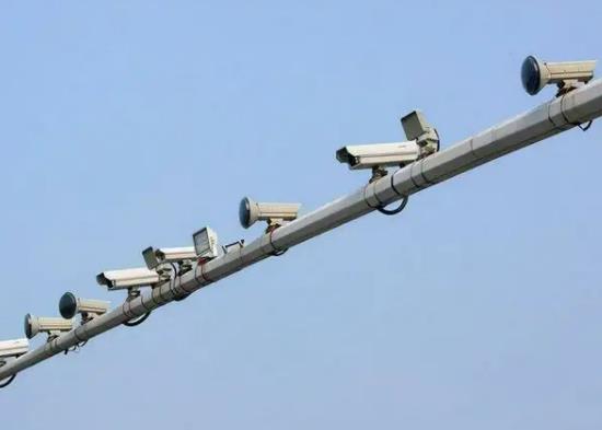 测速摄像头的抓拍距离是多少？没有穿上衣开车扣分罚款吗