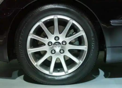 轮毂蹭到马路牙子怎么修复？轮毂轻微变形对车什么影响