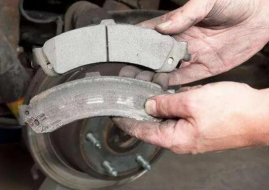 刹车片有糊味要停多久才能开?刹车片响声很刺耳还能行驶吗 刹车片有糊味要停多久才能开?刹车片响声很刺耳还能行驶吗