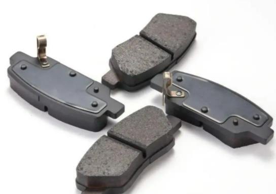 刹车片有糊味要停多久才能开？刹车片响声很刺耳还能行驶吗