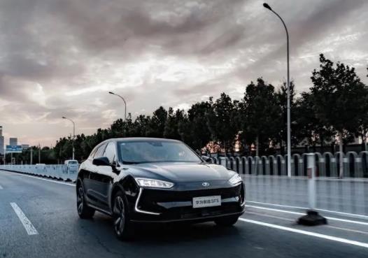 新能源车快充对电池有伤害吗？新能源充电时车里能坐人吗