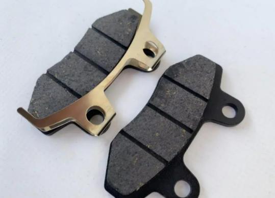 汽车刹车片是什么材料制成的？刹车片20万公里没换过正常吗