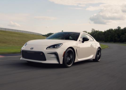 新车第一个坐的人有什么讲究？提车最好车里几个人