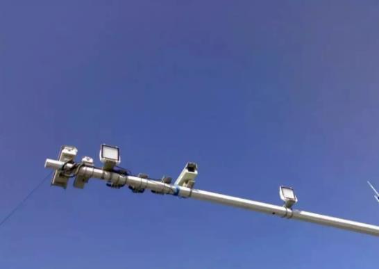 违章多少天能查到？红绿灯路口的监控能看到车里的人吗