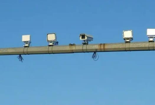 违章多少天能查到？红绿灯路口的监控能看到车里的人吗