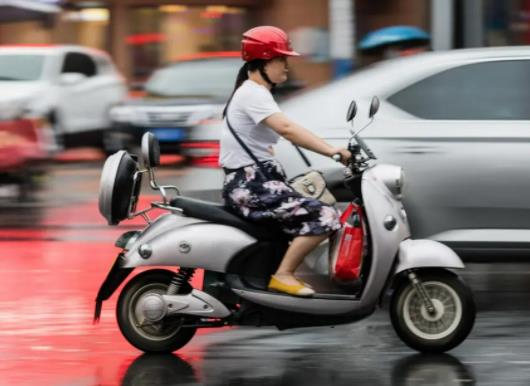 电动车四格电剩三格还可跑多远？电动车2个月没用充电亮绿灯怎么回事