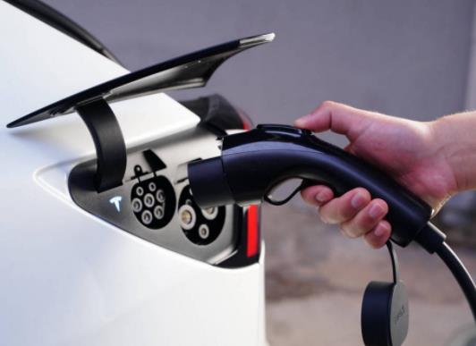 电动汽车电池能用几年要换?电动汽车剩多少电再去充最好 电动汽车电池能用几年要换?电动汽车剩多少电再去充最好