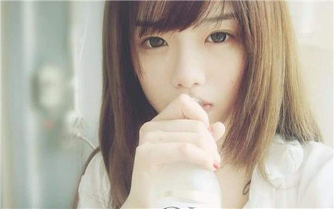 哄女朋友开心的小套路 逗女生开心的幽默套路