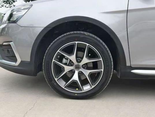 车轮胎扎了个钉子可以拔出来吗？轮胎的保质期是多久